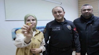 Alışveriş yaparken altınını kaybeden genç kızı sokakta gezen polis sevindirdi