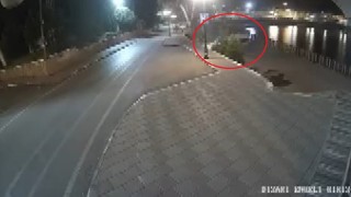 Alkollü şahsın kullandığı aracın göle uçmaya ramak kala durduğu anlar kamerada