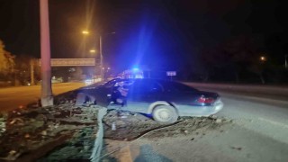 Alkollü sürücünün direksiyon hakimiyetini kaybettiği araç direğe çarparak durabildi