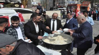 Alparslan Türkeşin vefat yıl dönümünde Edremitte lokma ve pilav hayrı düzenlendi