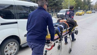 Ani fren yapan otomobile arkadan çarpan motosikletin sürücüsü yaralandı