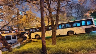 Ankarada park halindeki otobüs freni boşalınca parka daldı