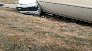 Ankarada yağmur nedeniyle kayganlaşan yolda tır yoldan çıktı