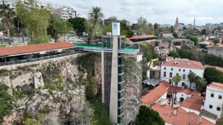 Antalya Yat Limanındaki asansörde bakım onarım çalışması