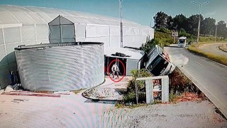 Antalyada 18 turistin yaralandığı tur midibüsünün devrilme anı kamerada