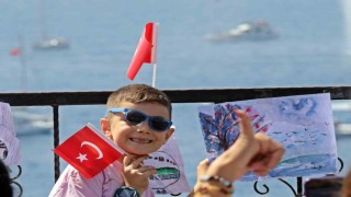 Antalyada denizdeki 23 Nisan korteji görsel şölen oluşturdu