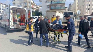 Antalyada hafif ticari araç motosikletle çarpıştı: 2 yaralı