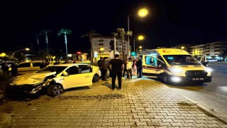 Antalyada kırmızı ışık ihlali kazayı beraberinde getirdi: 2si çocuk 4 yaralı