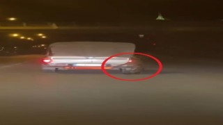 Aracın arkasına bağlı köpekle metrelerce yol gittiler