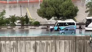 Aracın çarptığı 17 yaşındaki gencin yaralandığı kaza kamerada
