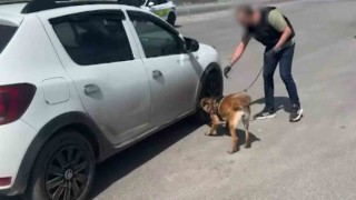 Aracın tabanında 1 kilo 706 gram uyuşturucu madde ele geçirildi