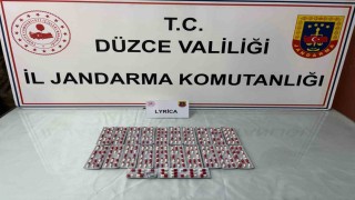 Aracındaki uyuşturucu hapları jandarmaya teslim etti