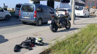 Araçların arasından geçen motosiklet karşıya geçen yayaya çarptı: 1 yaralı