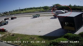 Araçtan koparak üzerine doğru gelen tekeri son anda fark etti, ölümden döndü