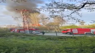 Arnavutköyde gecekondu alev alev yandı