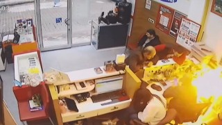 Artvinde tamir için getirilen cep telefonu bomba gibi patladı