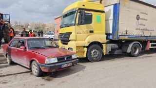 Aşkalede tır otomobili sürükledi: 3 yaralı