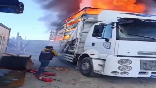 Ataşehirde park halindeki kamyonun kasası alev alev yandı