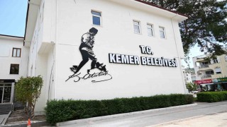 Atatürkün Kocatepe silüeti Kemer Belediye binasında