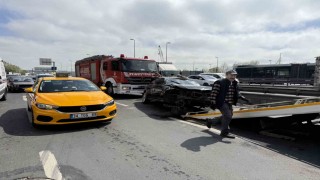 Avcılarda ehliyetsiz gencin makas kazası: 3 yaralı