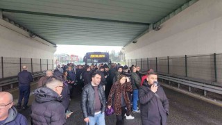 Avcılarda metrobüs bozuldu, vatandaşlar yolda kaldı