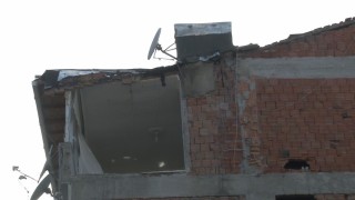 Avcılarda yıkılan binanın bitişiğindeki dairenin duvarının olmadığı ortaya çıktı