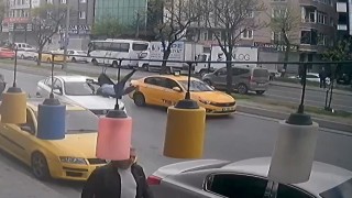 Avcılarda yolun karşısına geçmeye çalışan yayaya otomobil böyle çarptı