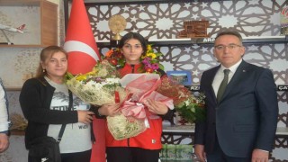 Avrupa şampiyonu olan milli sporcu memleketinde çiçeklerle karşılandı
