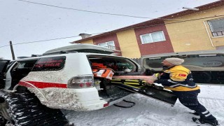 Ayağından yaralanan kadının yardımına paletli ambulans ile yetiştiler