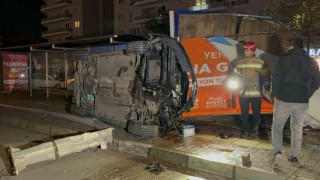 Aydınlatma direğine ve reklam panosuna çarpan araç takla attı: 1 ölü, 1 yaralı