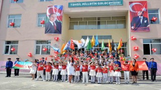 Azeri öğrenciler 23 Nisanı ilk defa Türk kardeşleri gibi kutladı