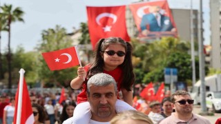 Babalarının omuzlarında bayramı kutladılar
