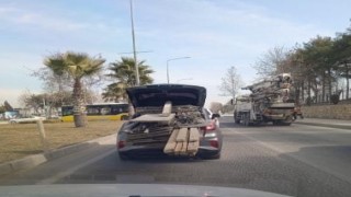 Bagaja yüklediği tahtalarla trafiği tehlikeye attı