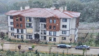 Bahar ayında şehir merkezinde lapa lapa kar: Sabah güneş vardı şimdi kar yağıyor