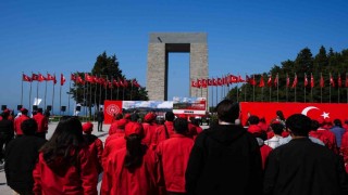 Bakan Bak, Çanakkalede anma yürüyüşüne katılan gençleri paylaştı