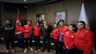 Bakan Bak, Özel Sporcular Para Atletizm Milli Takımını kabul etti