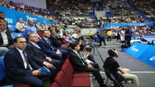 Bakan Bak, Rusyada voleybol finalini izledi, şampiyon takıma kupasını verdi