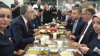 Bakan Işıkhan, Kiliste işçilerle aynı sofrada buluştu