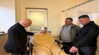 Bakan Önaldan trafik kazası geçiren personele geçmiş olsun ziyareti