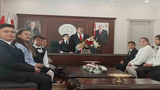 Bakan Tekin, 23 Nisanda koltuğunu 6ncı sınıf öğrencisi Ataya devretti
