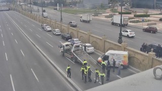 Baküde kontrolden çıkan araç beton bariyeri aşarak ana yola uçtu: 1 yaralı