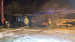 Balık evi alevlere teslim oldu