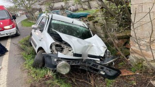 Balıkesirde şarampole uçan otomobilin sürücüsü yaralandı