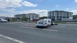 Bariyerlere çarpan otomobil, yol üzerinde ters döndü: 1 yaralı