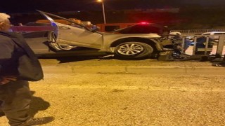 Bariyerlere saplanan otomobilin sürücüsü yaralandı