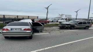 Bariyerleri aşan araç karşı şeride geçti: 2 yaralı