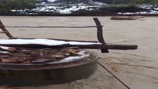 Bartında dere taştı, köprü yıkıldıı