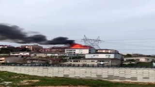 Başakşehirde bulunan 4 katlı bir binanın çatı katında henüz bilinmeyen bir nedenle yangın çıktı. İtfaiye ekipleri yangına müdahale ediyor.