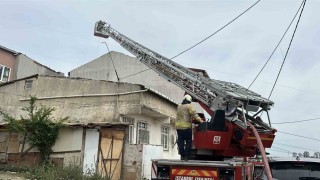 Başakşehirde tadilat yapılan çatı alev alev yandı