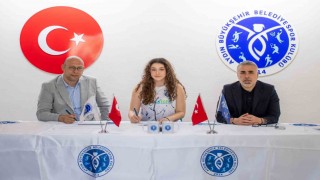 Başarılı voleybolcu 18 yaşına girdiği gün profesyonel sözleşme imzaladı